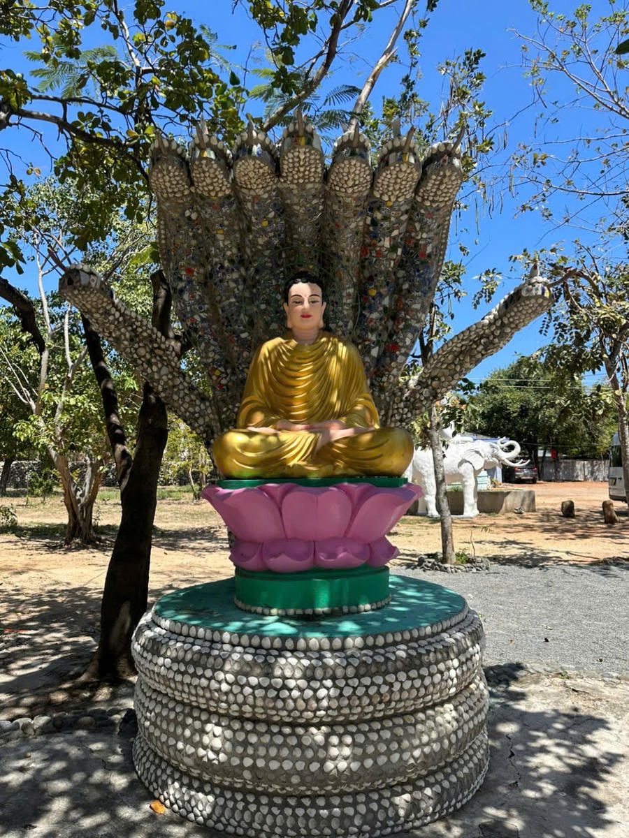 Một bức tượng Phật nhập Niết Bàn với dấu chân khổng lồ vạn dặm.
								
							
						
						
					
				
			
			
						
							
								
									
								
								
									Một bức tượng Phật nhập Niết Bàn với dấu chân khổng lồ vạn dặm.
								
							
						
						Một bức tượng Phật nhập Niết Bàn với dấu chân khổng lồ vạn dặm.
