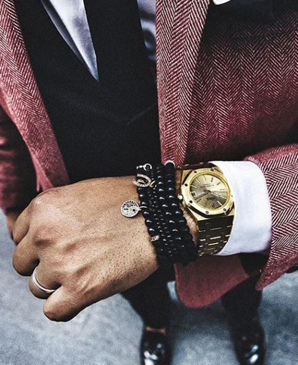 Kết hợp đồng hồ vàng với vòng tay chuỗi hạt phối kim loại.