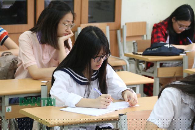 Năm nay, Sở GD&ĐT Hà Nội sẽ công bố phổ điểm của các trường trung học phổ thông công lập trên địa bàn thành phố vào ngày 14/6 (Ảnh: Trọng Trinh).
