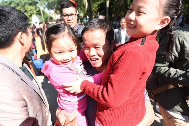 Niềm vui vỡ òa của anh Sơn bên các con trong ngày đoàn tụ.