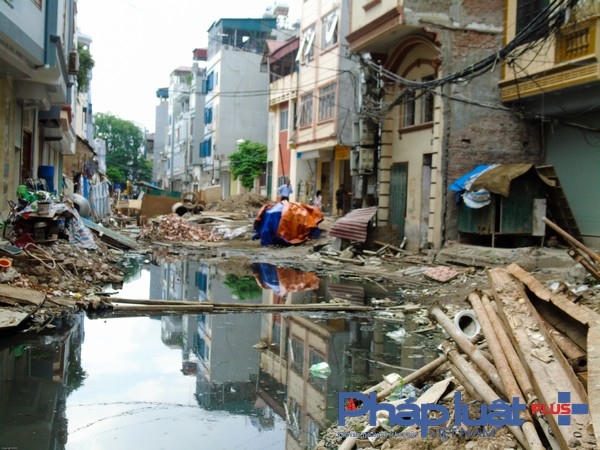 Mặt đường gồ ghề thành chỗ đọng nước tù bẩn thỉu, nồng nặc.