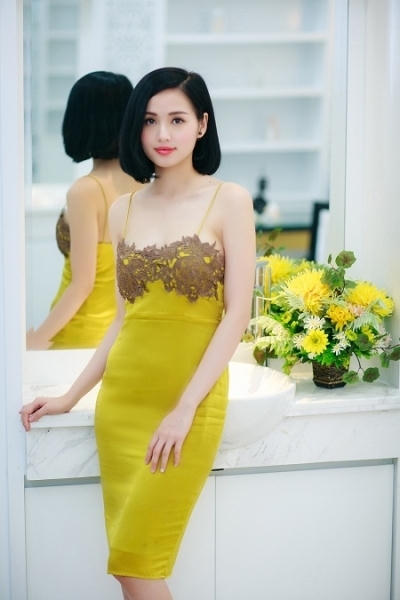 Tuy nhiên, sau khi lấy chồng và sinh con cô hầu như rút khỏi showbiz.