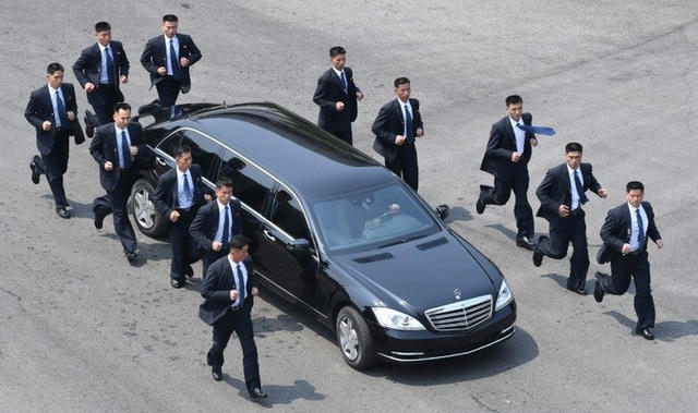 Theo thông tin từ nhà sản xuất, cửa sổ xe S600 làm bằng loại kính chống đạn đặc biệt và được phủ polycarbonate ở mặt trong để chống bị vỡ vụn ngay cả khi bị bắn bằng súng trường AK ở tầm gần. (Ảnh: AFP)
