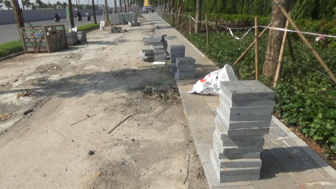 Những viên đá nứt vỡ đang được đơn vị thi công tập kết lại để chuyển đi