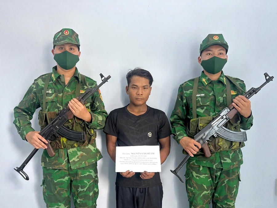 Đối tượng Nguyễn Văn Dễ Em khai nhận hành vi tàng trữ trái phép chất ma túy với Tổ công tác Đồn Biên phòng Khánh Tiến (BĐBP Cà Mau).
