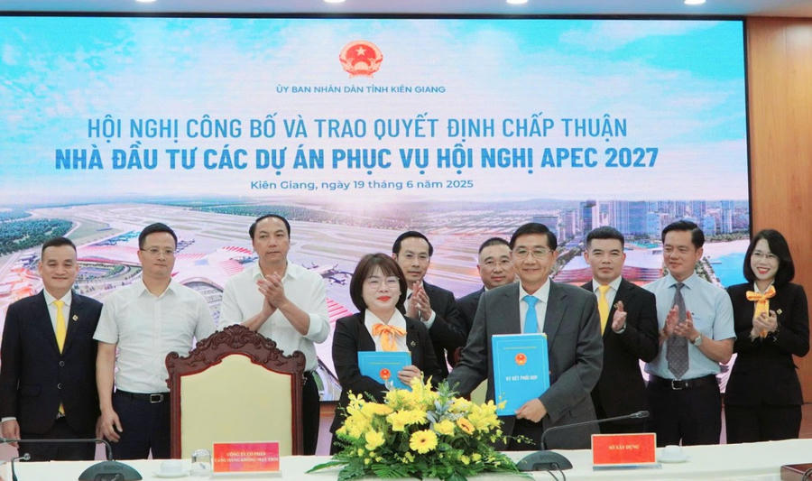 Ông Lê Việt Bắc – Giám đốc Sở Xây dựng tỉnh An Giang ký kết với đại diện Công ty Cổ phần Cảng hàng không Mặt trời trong khuôn khổ Hội nghị công bố và trao quyết định chấp thuận các dự án phục vụ Hội nghị APEC 2027.