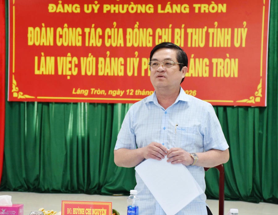 Ông Huỳnh Chí Nguyện – Phó Chủ tịch UBND tỉnh Cà Mau, yêu cầu phường Láng Tròn cần tranh thủ tối đa các nguồn lực đầu tư phát triển hạ tầng; đẩy mạnh chuyển dịch cơ cấu kinh tế; phát triển nông nghiệp theo hướng hiện đại, bền vững, gắn với chế biến và thị trường.