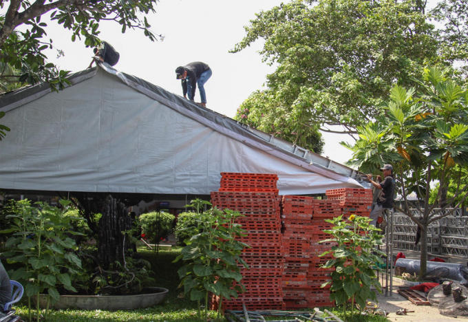 Khu tổ chức lễ tang đang dần được hình thành. Theo thông cáo, tang lễ đại tướng Lê Đức Anh sẽ tổ chức theo nghi thức Quốc tang. Linh cữu đại tướng được quàn tại Nhà tang lễ Quốc gia số 5 Trần Thánh Tông, Hà Nội. Lễ viếng đại tướng Lê Đức Anh bắt đầu từ 7h ngày 3/5, lễ truy điệu diễn ra lúc 11h cùng ngày.