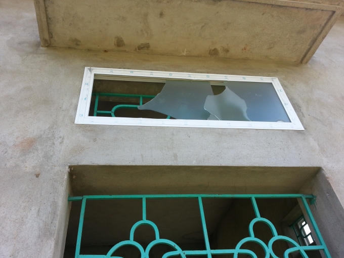 Cửa kính vỡ nát...