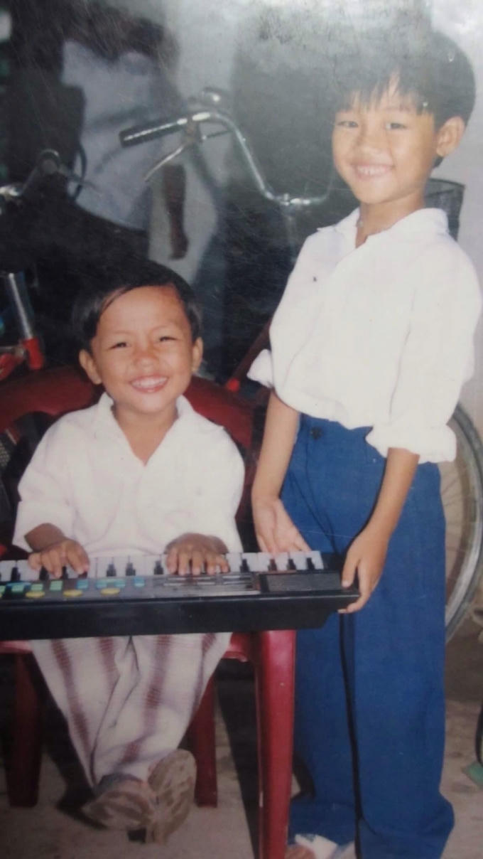 Mẹ Thắng chia sẻ: “Trong mắt tôi, Thắng là người rất tình cảm và hiếu thảo. Từ nhỏ Thắng đã rất đam mê ca hát. Mỗi khi mẹ con có dịp sum vầy, Thắng lại hát cho cả nhà nghe. Nhiều lần nghe con hát bài về tình cha, tình mẹ thì tôi lại không thể cầm được nước mắt”.