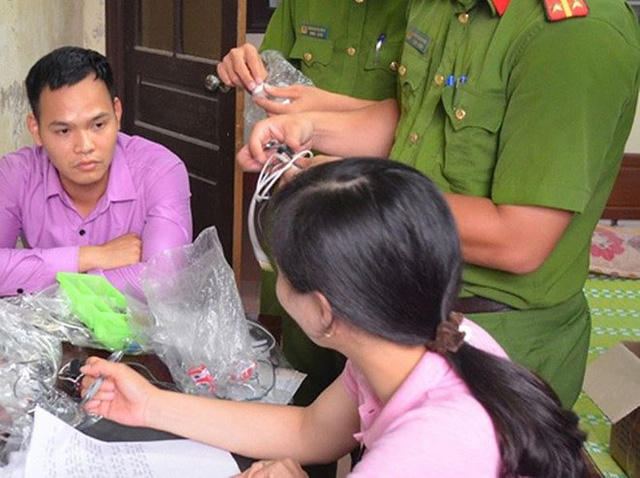 Đối tượng Thành cung cấp các thiết bị công nghệ cao cho học sinh, sinh viên thuê nhằm gian lận trong thi cử (ảnh cơ quan Công an)