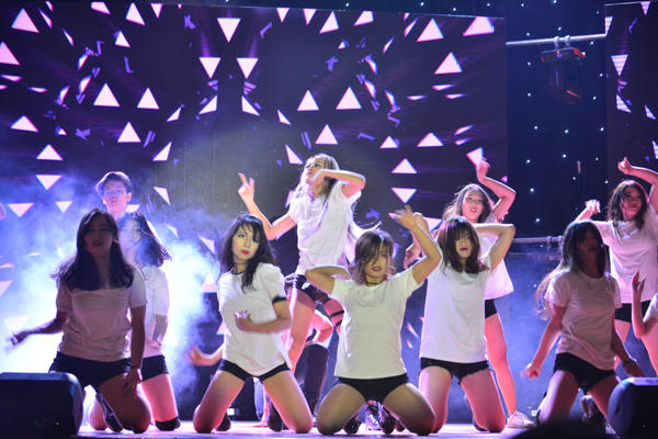 Xuyên suốt đêm nhạc là các tiết mục được tự tay các sinh viên Học viện Báo chí và Tuyên truyền chuẩn bị.