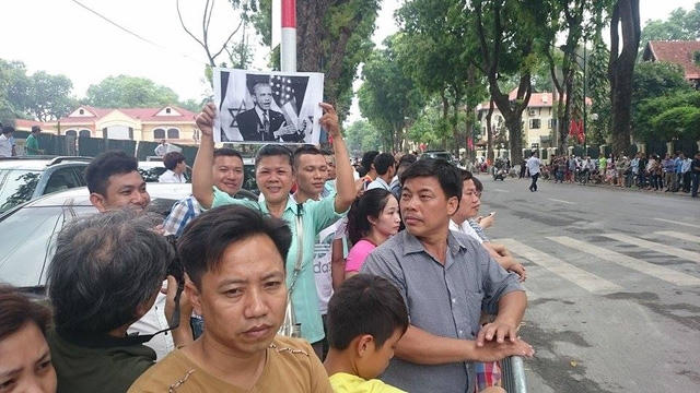 Chùm ảnh: Người dân thủ đô tập trung dõi theo đoàn xe của Tổng thống Obama