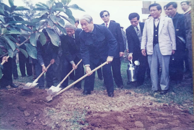 Nguyên Tổng Bí thư Đỗ Mười trồng cây đa lưu niệm trong khuôn viên của UBND xã Đông Mỹ vào năm 1996.