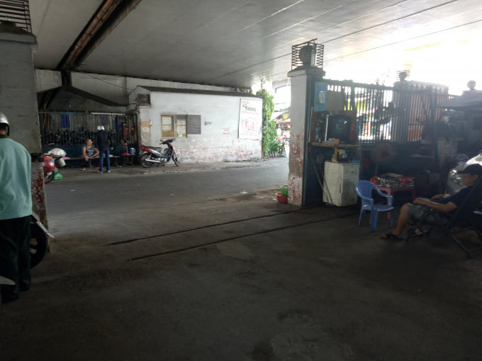 Gầm cầu Chữ Y hiện cũng vẫn được sử dụng làm nơi giữ xe