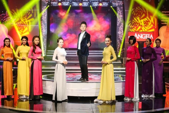 Một cảnh trong gameshow Tình bolero đang phát sóng trên truyền hình.