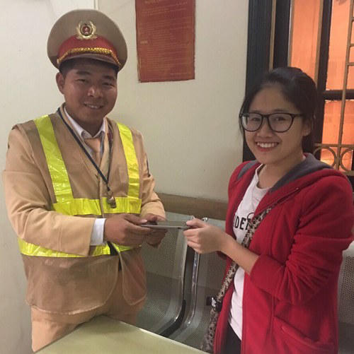 Thượng uý Nguyễn Tiến Dũng, cán bộ tổ Y9 đã trao lại điện thoại cho sinh viên Đặng Thị Thanh Loan tại Công an phường Đồng Tâm, Hà Nội.