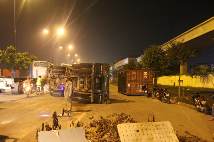 Thùng container văng qua làn xe máy, nhưng may mắn không có thương vong về người.