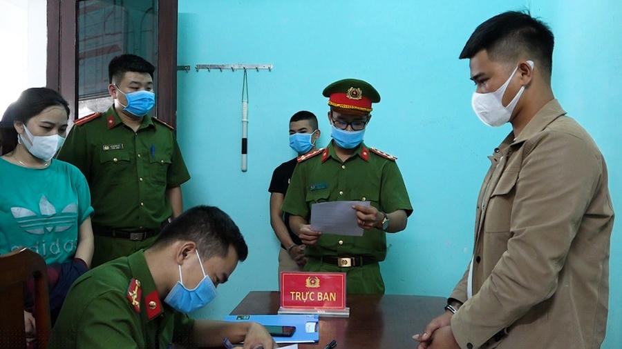 Cơ quan Cảnh sát điều tra Công an TX. Ba Đồn thi hành lệnh bắt đối tượng Đinh Công Hòa.