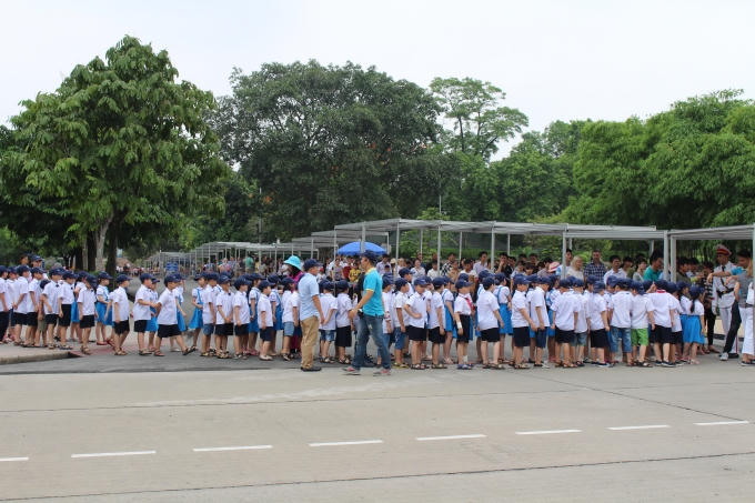 Dù trời nắng nhưng ai cũng háo hức để được vào viếng nhân ngày sinh của Chủ tịch Hồ Chí Minh.