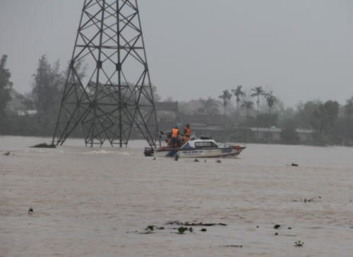 Lực lượng chức năng chở hàng cứu trợ người dân vùng ngập lũ huyện Cẩm Xuyên, tỉnh Hà Tĩnh. Ảnh: Đức Ngọc