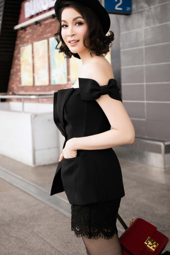 Diện đồ chất lừ, MC Thanh Mai trẻ trung như mới đ&ocirc;i mươi tại s&acirc;n bay