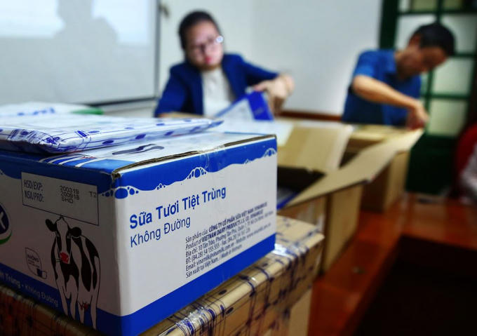 HSMT sửa đổi yêu cầu về tổng giá trị các hợp đồng cung cấp hàng năm của 4 mặt hàng sữa, thay vì 1 mặt hàng như lần đầu. Ảnh: Lê Tiên.