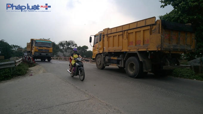 Các xe quá tải trên đang dần phá hỏng kết cấu bề mặt của cầu Chiếc và ảnh hưởng đến an toàn giao thông qua đây.