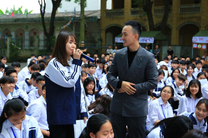 Diễn viên Anh Vũ giao lưu với các bạn học sinh, sinh viên.