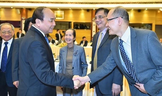 Thủ tướng gặp gỡ các chuyên gia dự Hội nghị.