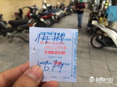 Mặc dù giá vé niêm yết là 3.000 đồng/lượt đối với xe máy nhưng các bãi trông giữ xe đều thu vượt phí từ 5.000 đồng đến 10.000 đồng/lượt.