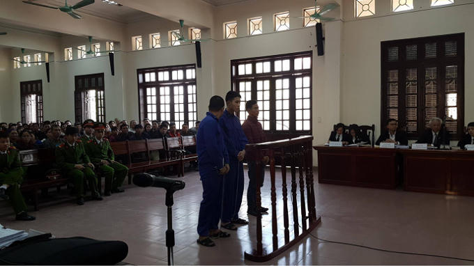 Các bị cáo nghe tòa tuyên án.