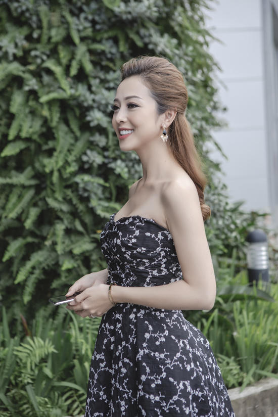 Người đẹp chọn chiếc váy với họa tiết hoa li ti trên nền sẫm để tôn lên nước da trắng.