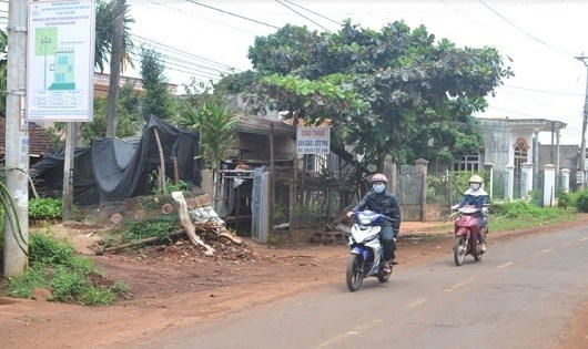 Nơi xảy ra vụ án dưới gốc cây bàng-trước cổng nhà ông Nguyễn Đức Quyền, ở thôn Tân Lập, thị trấn Chư Sê, huyện Chư Sê, tỉnh Gia Lai