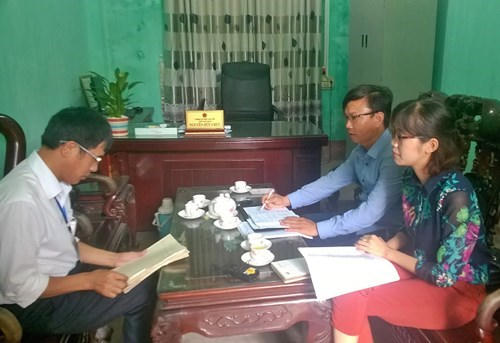 Ông Nguyễn Ngọc Chung (ảnh trái)- Cán bộ Phụ trách ngành LĐ-TB&amp;XH xã Phù Lưu Tế: “Làm việc với chúng tôi, bà Tâm không cung cấp được bất kỳ một loại giấy tờ nào theo quy định”- Ảnh: Xuân Hoàng.
