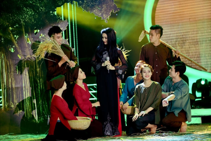 Hòa Minzy được Hoài Linh khen rất giống với nghệ sĩ Minh Phương.