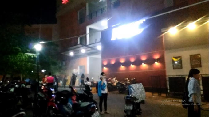 nhiều người dân đang mua sắm tại khu vực siêu thị nghe thông báo đã tháo chạy ra ngoài.