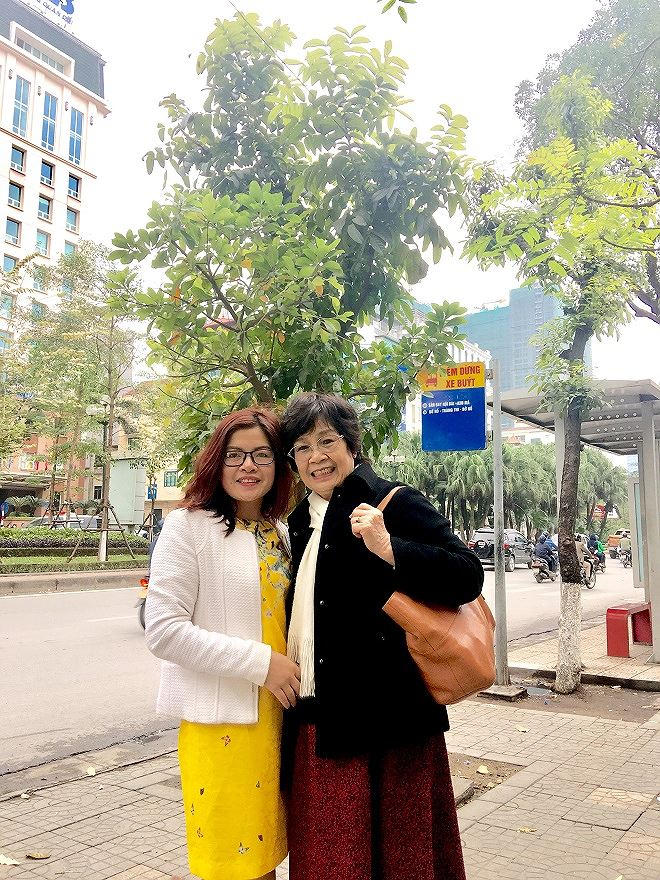 Nhà biên kịch Hồng Ngát (bên phải) vẫn đầy đam mê với nghệ thuật thứ 7