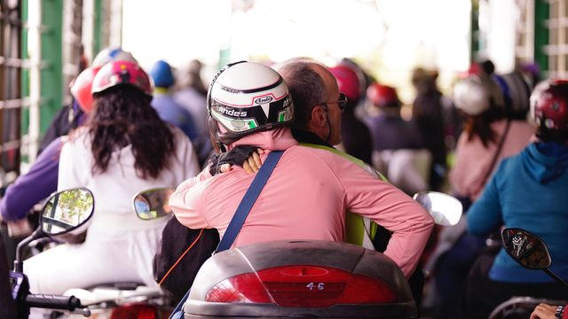 Đợi phà, nhiều người dân cảm thấy mệt mỏi, mỗi đợt xe máy di chuyển xuống phà chừng 20-30 xe máy.