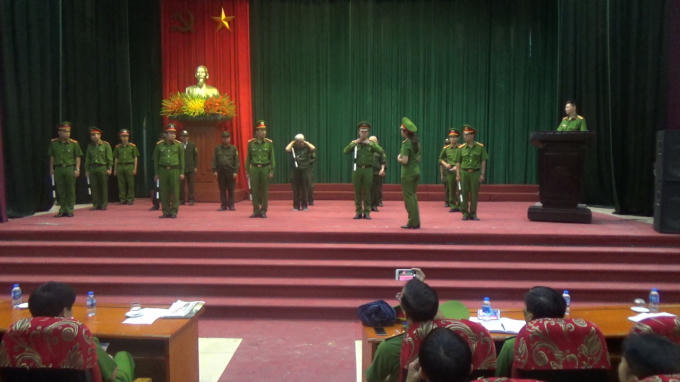 Giảng viên hướng dẫn lực lượng dân phòng, dân quân, công an phân luồng giao thông.