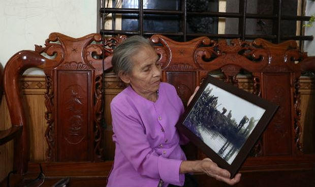 Bà Thông xúc động nhìn lại những bức ảnh lịch sử.
