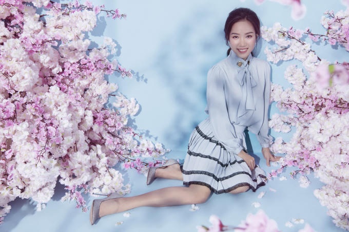 Và Hồng Tuyết – Người đẹp khả ái – Top 5 Hoa hậu Việt Nam 2018 đã chọn những thiết kế đặc biệt này. Với vẻ xinh đẹp  dịu dàng và ngọt ngào, Hồng Tuyết hòa quyện cùng những thiết kế với sức hút đặc biệt.