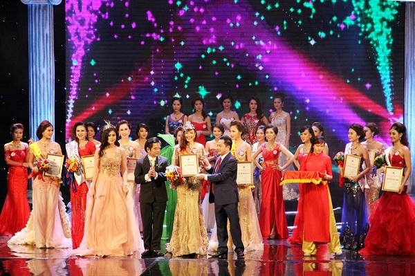 Đêm chung kết cuộc thi "Nữ hoàng Trang sức Việt Nam năm 2015".