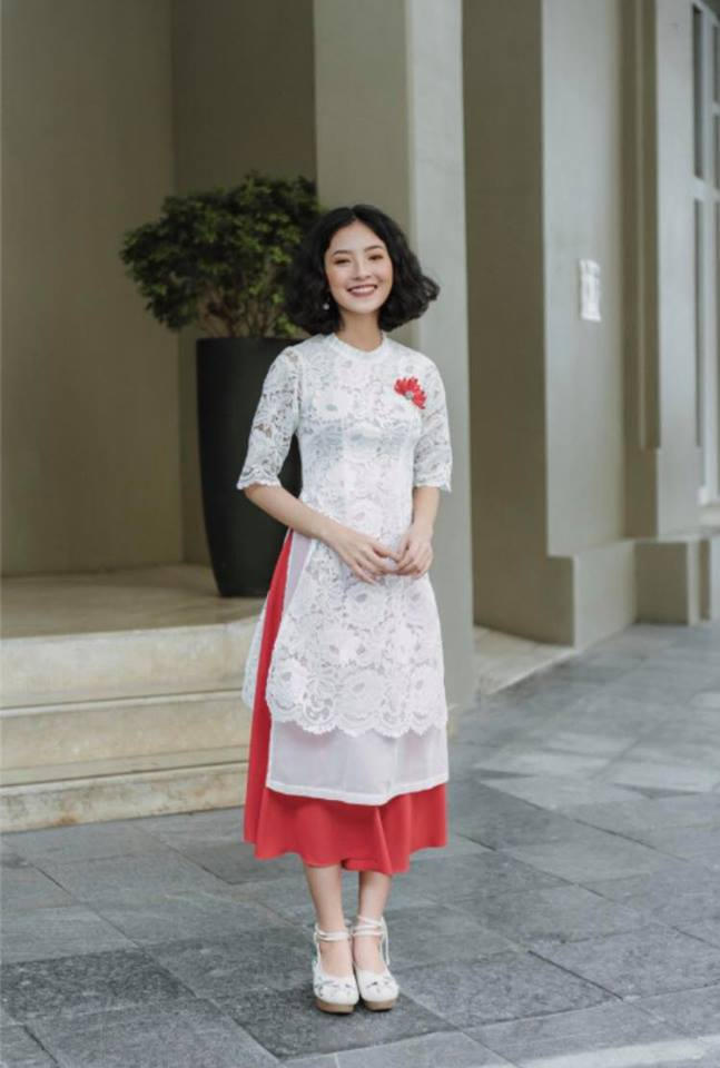 Hoa cài áo không chỉ làm cho những trang phục của bạn trở nên có sức sống và tươi trẻ hơn mà còn tạo điểm nhấn thật thời trang trên trang phục đơn giản.