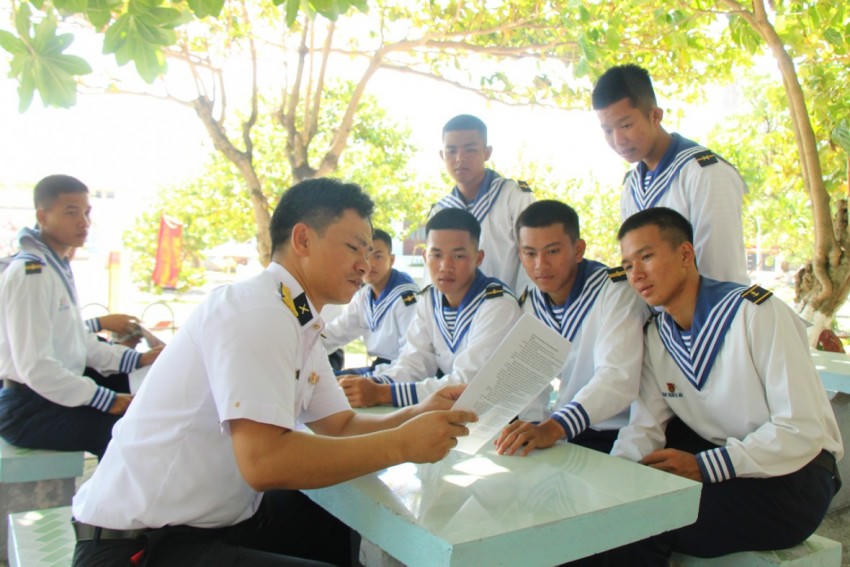 Dù cách xa đất liền nhưng vật chất trang trí cho cuộc bầu cử được bảo đảm đầy đủ, chu đáo