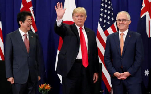 Tổng thống Mỹ Donald Trump, Thủ tướng Nhật Bản Shinzo Abe và Thủ tướng Australia Malcolm Turnbull có cuộc hội đàm tại Manila, Philippines. (Ảnh: Reuters)