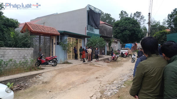 Sáng ngày 26/11, gia đình anh Thuận vẫn tập trung rất đông người thân, hàng xóm đến chia sẻ sự việc đau lòng trên. (Ảnh: Anh Thắng)