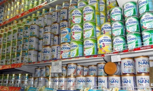 Nhiều người có con nhỏ lo lắng giá sữa sẽ tăng nếu bỏ trần giá sữa.