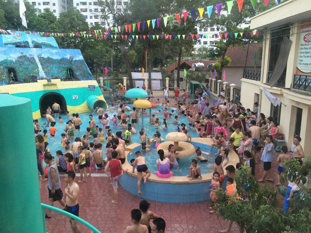 Tại bể bơi bán đảo Linh dàm, hàng đoàn người xếp hàng mua vé gây ra cảnh ùn ứ kéo dài.