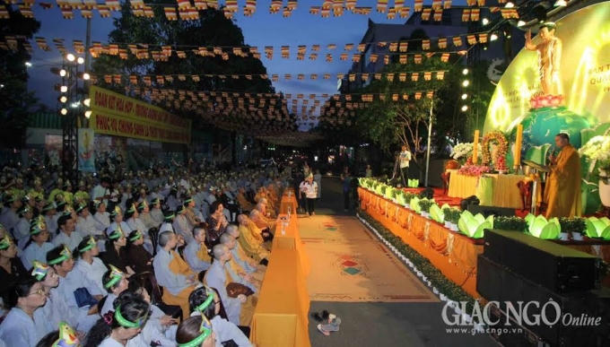 Quang cảnh buổi lễ thắp sáng 7 đóa sen tại lễ đài phật đản quận Phú Nhuận.